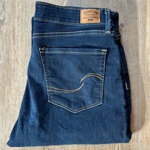 Levi’s Signature Gold Mid-Rise Skinny Jeans size 12L (31 waist x 32 length)